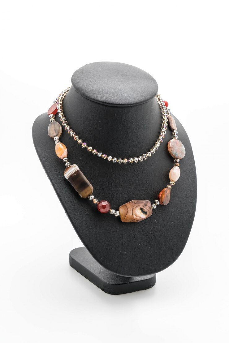 beautiful-luxury-necklace-jewelry-stand-neck_1339-7953